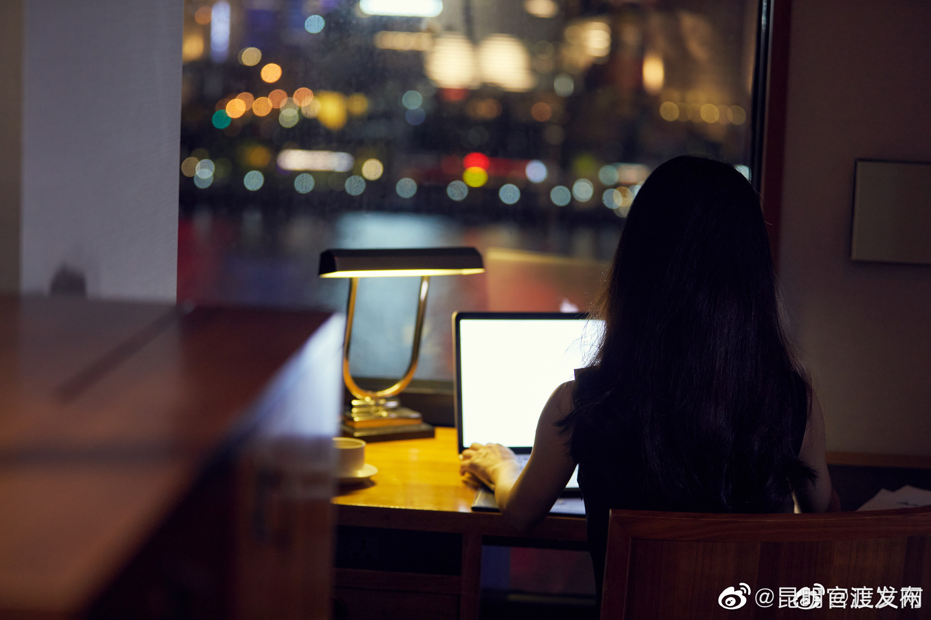 男子为爱买单138万元 网恋女友竟是昔日狱友