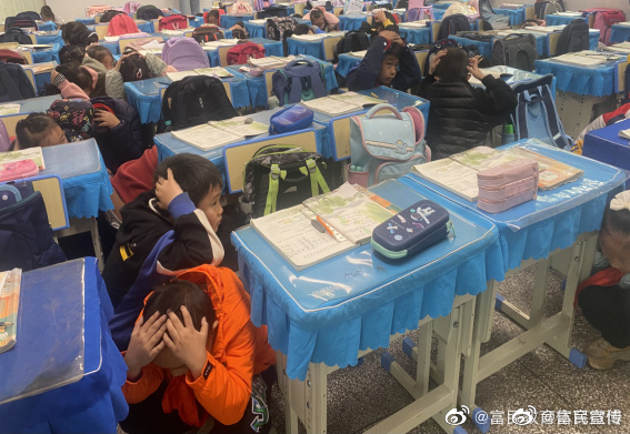 富民县永定小学开展防震避震应急疏散演练