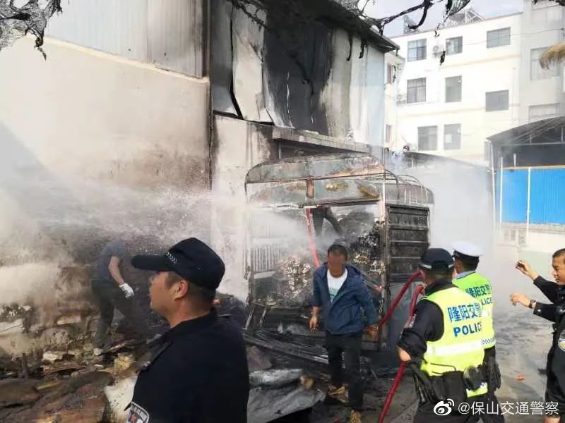 警民携手成功处置货车自燃事件