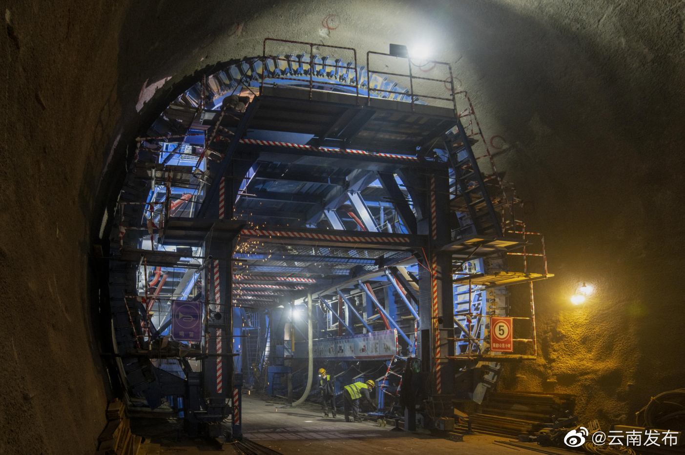 渝昆高铁控制性工程彝良隧道加紧施工