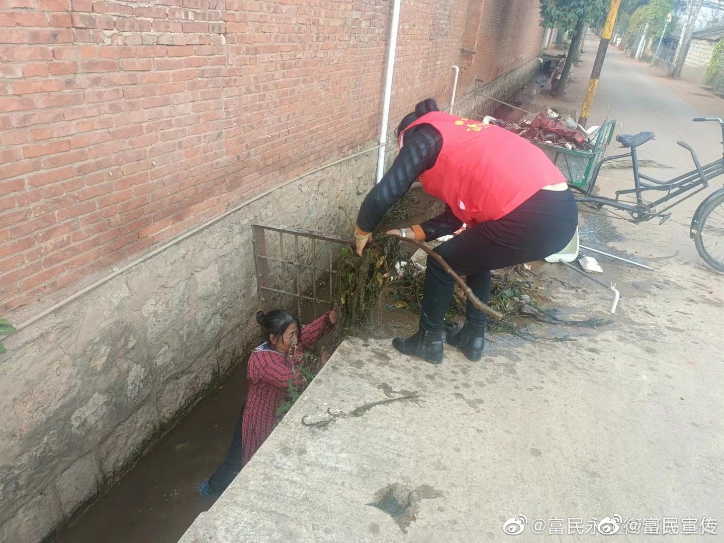 永定街道扎实开展公路沿线人居环境整治行动