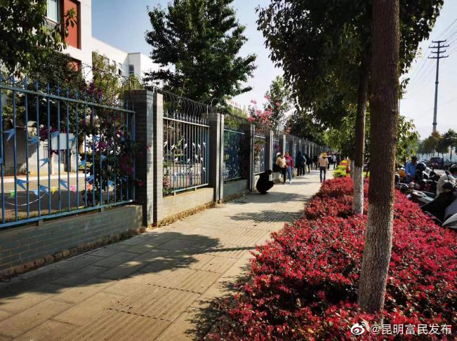 “城管蓝”整治流动摊点出实招，规范市容秩序取实效