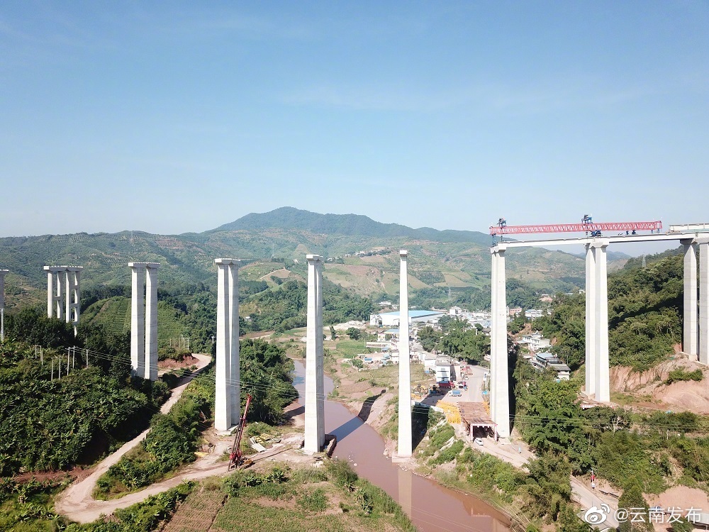 勐绿高速勐野江特大桥T梁架设双幅贯通