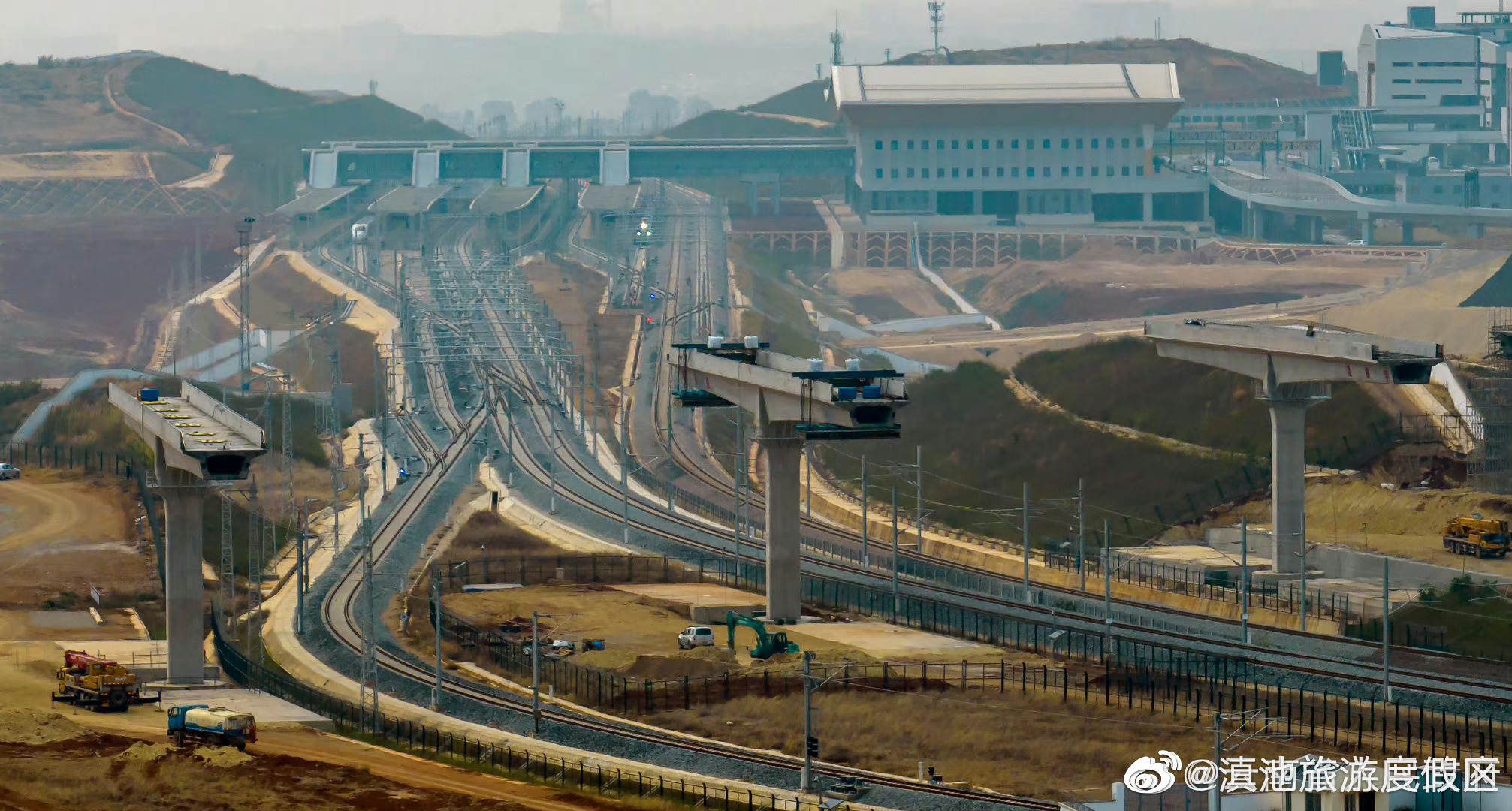 首次！云南蒙自机场助航灯桥3桥跨4线同步成功转体