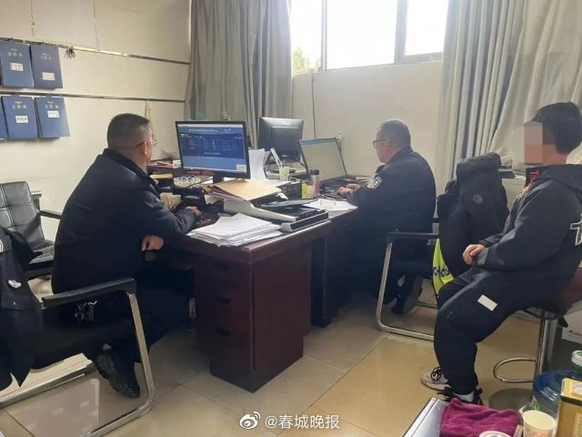 云南14岁少年无证驾车，妈妈在一旁发抖音炫耀：“家有小暖男”