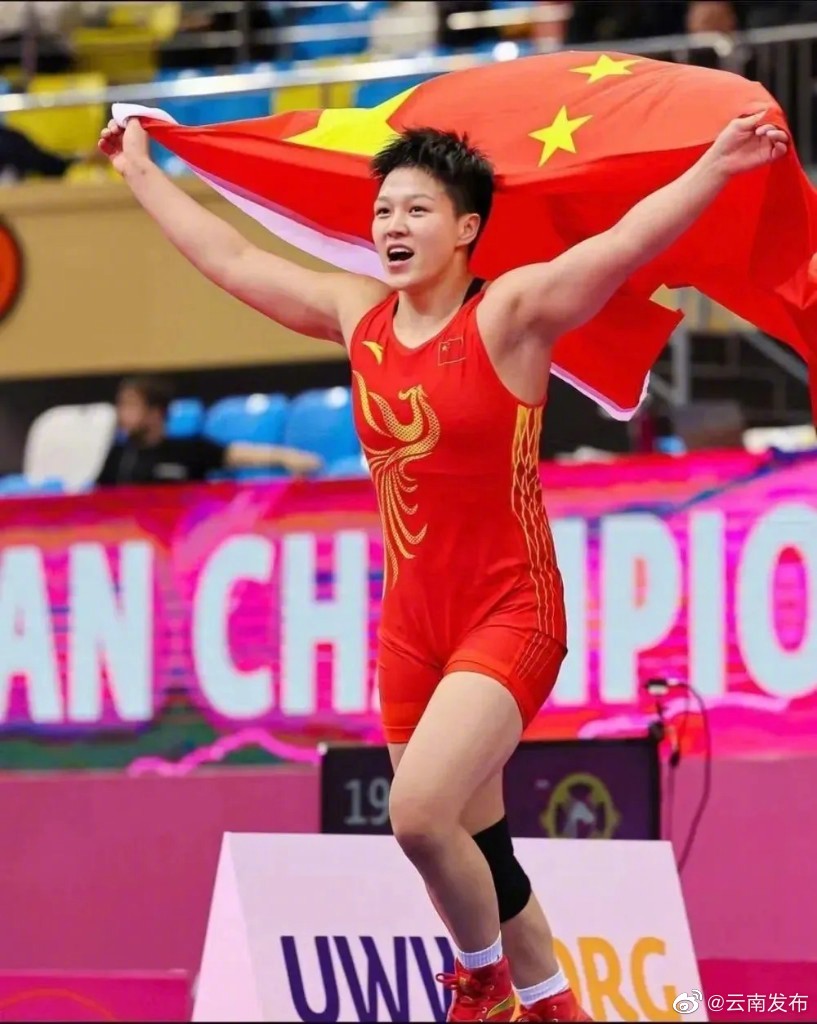 云南摔跤女将龙佳亚锦赛夺金
