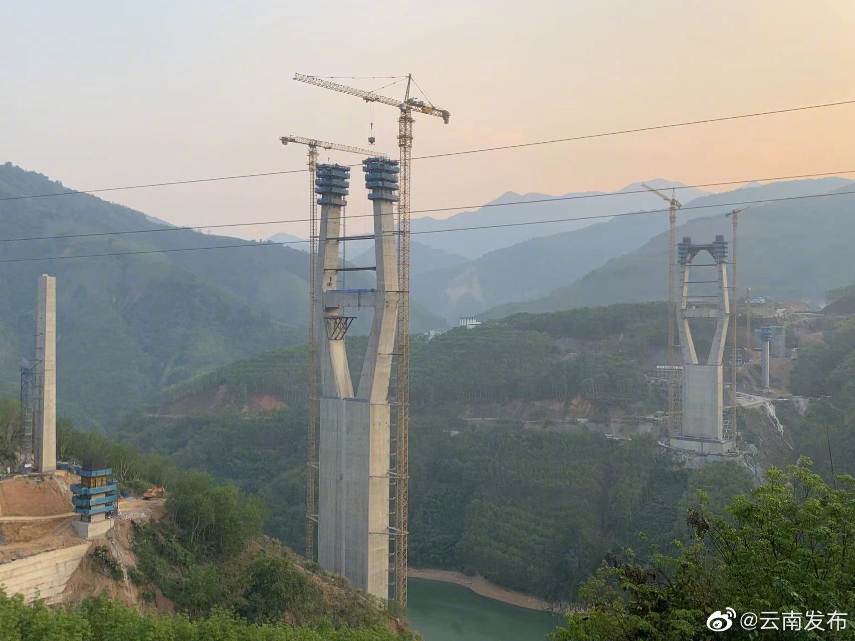 勐绿高速李仙江特大桥全面进入上塔柱施工阶段