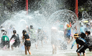 云南民族村开启泼水狂欢模式