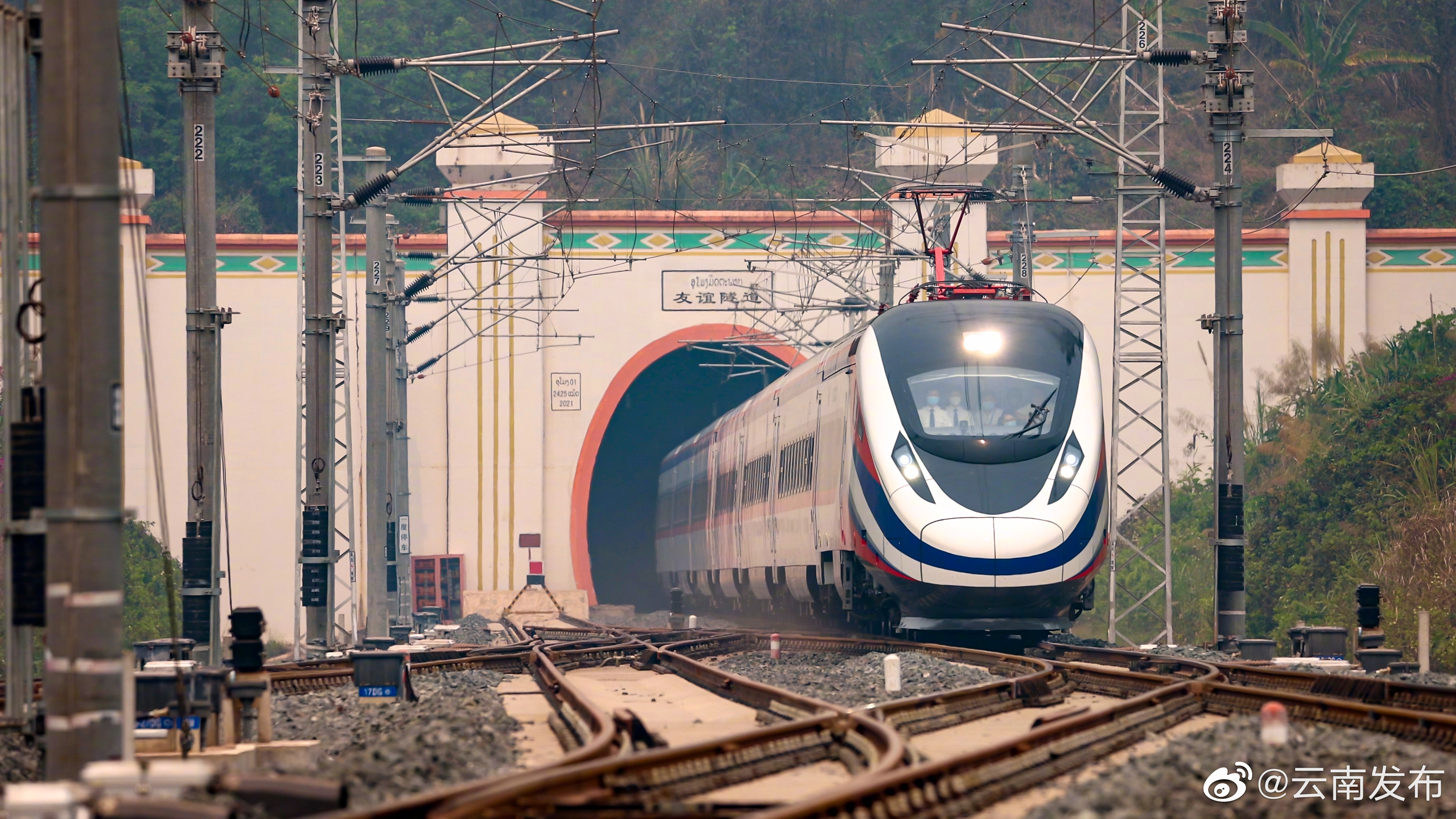 旅客出入境通关时间各需1.5小时左右