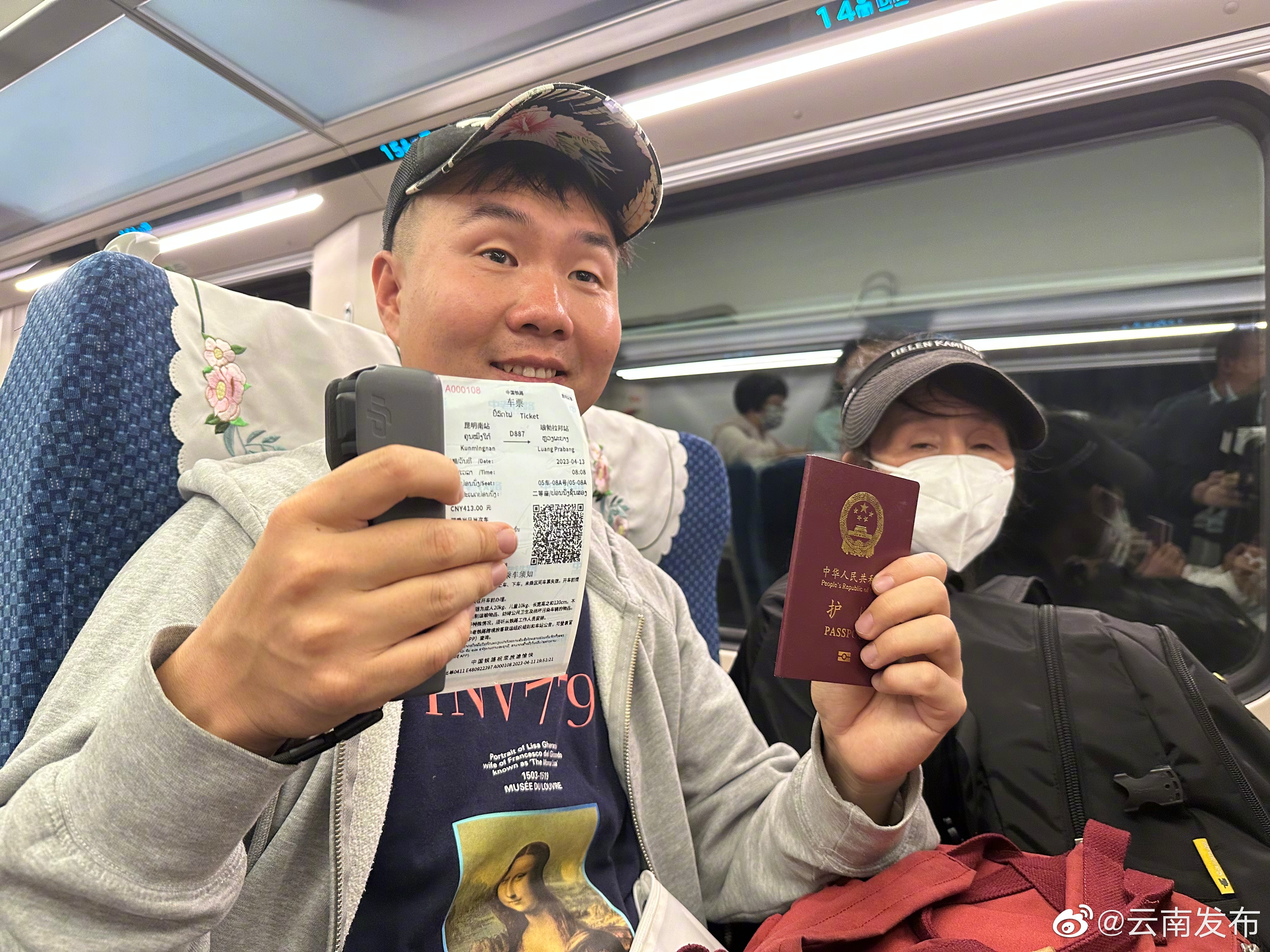 旅游爱好者带母亲搭乘首趟列车游老挝