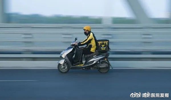 外卖骑手“新常态”:现在要月入过万非常难,女骑手也变多了
