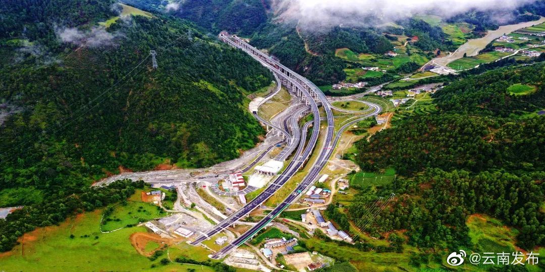 香丽高速公路虎跳峡收费站即将开通运营