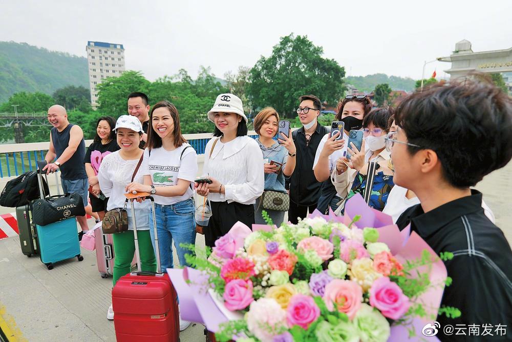 河口口岸迎来入境越南旅游团