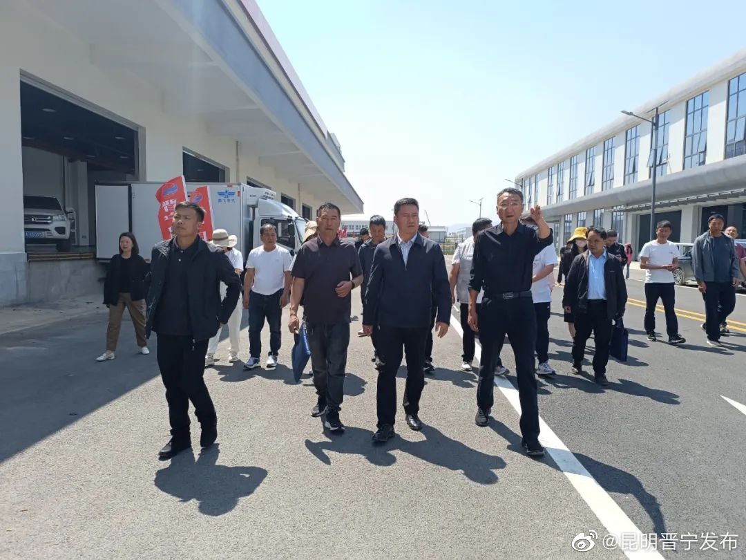 李松与花农、花企共话晋宁花卉产业发展