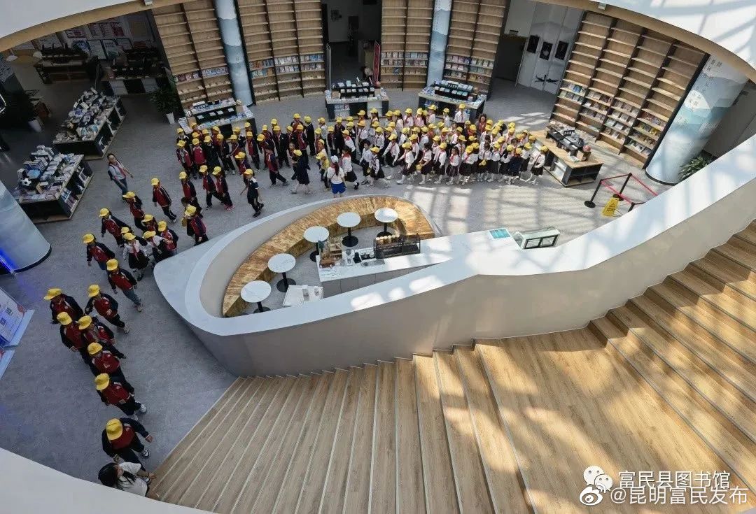 走进图书馆 书香润童年——县永定小学师生到富民县图书馆开展阅读体验活动