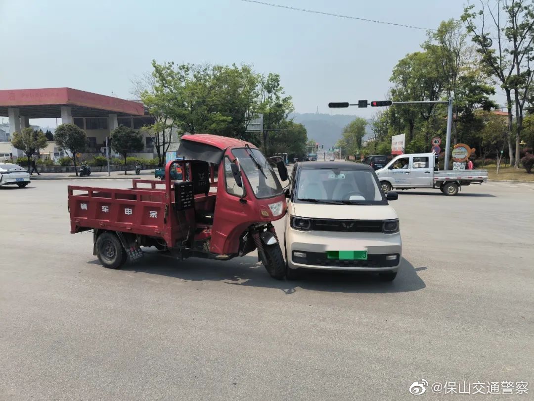 三轮车任性闯红灯，还好车速不快 