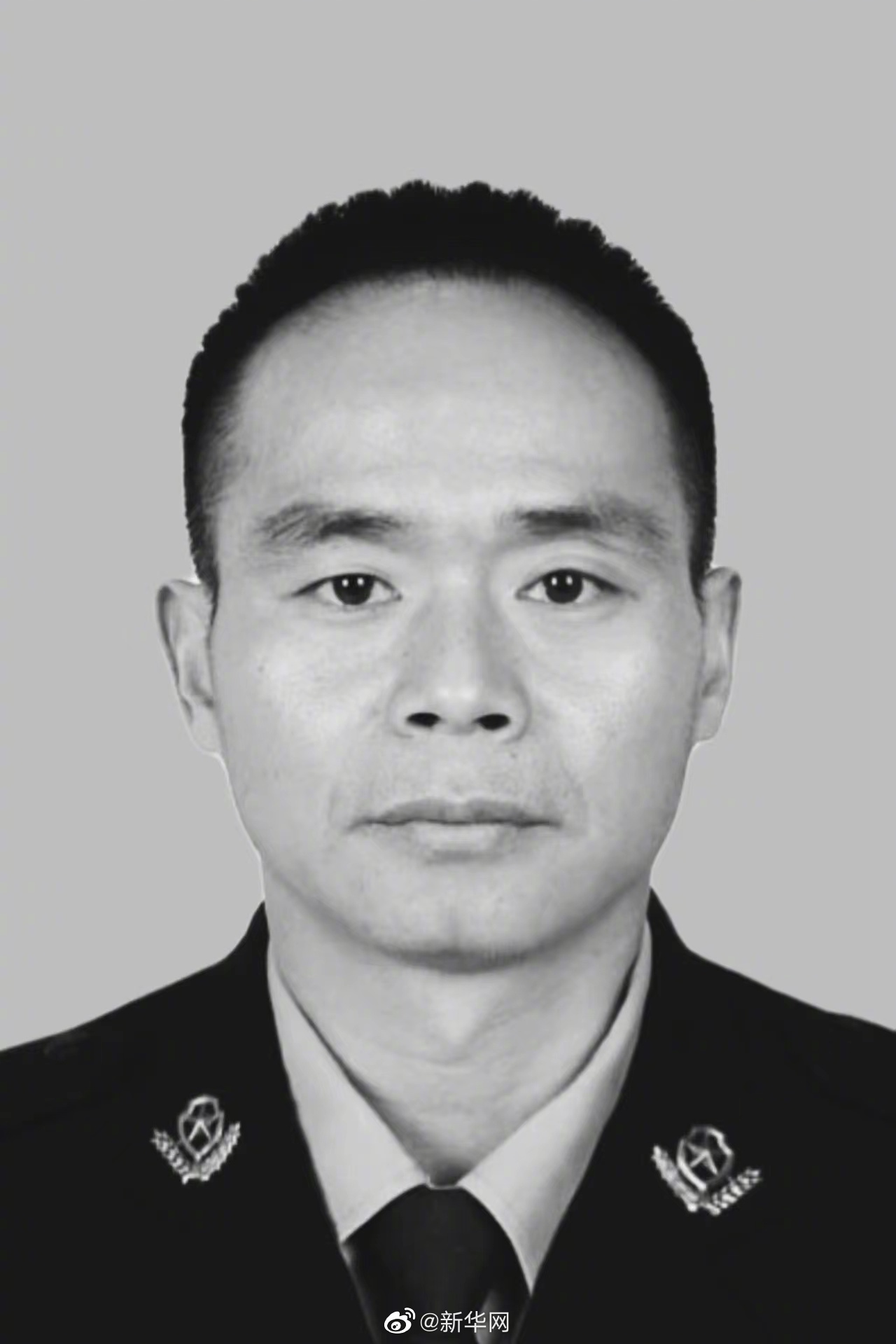 痛心！43岁民警被嫌疑人刺伤不幸牺牲