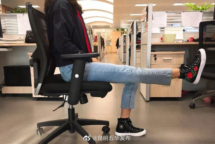 一个动作坐着就能养护膝盖：每天坐着抬腿