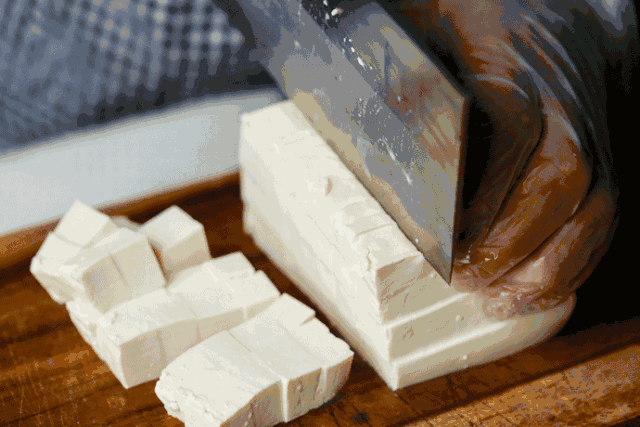 豆腐不是越白越好，豆腐不要买气孔多的