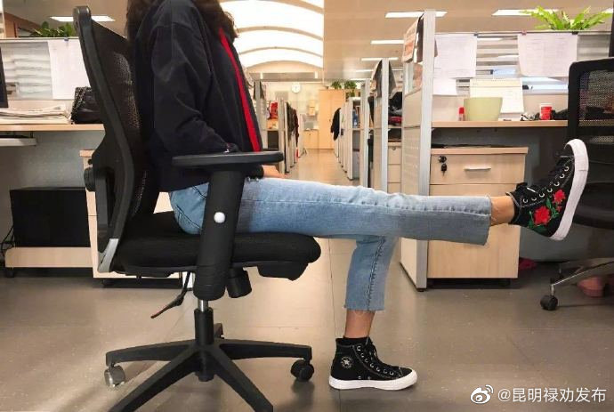 这个动作坐着就能锻炼膝盖 