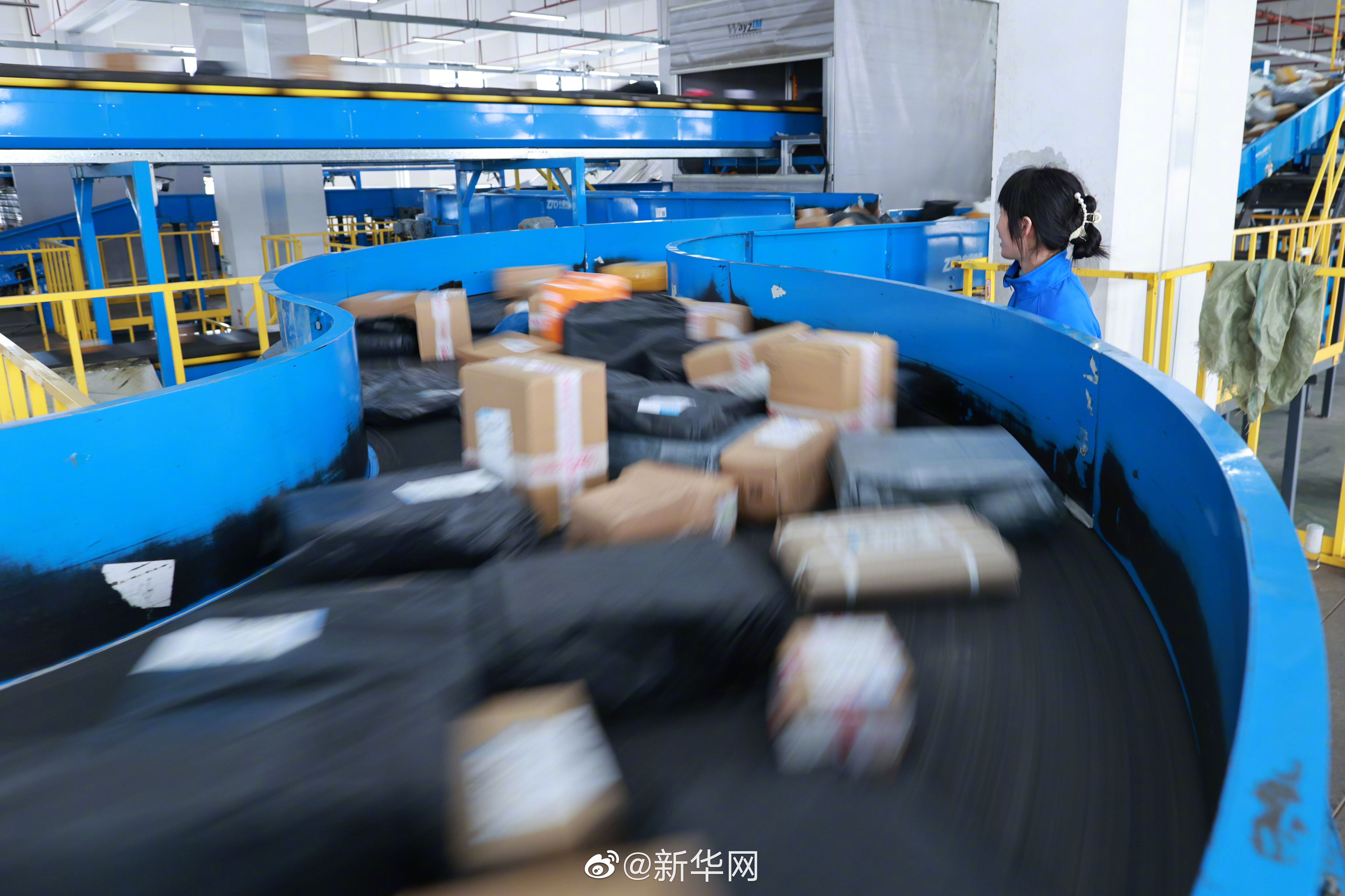 今年全国快递业务量突破400亿件