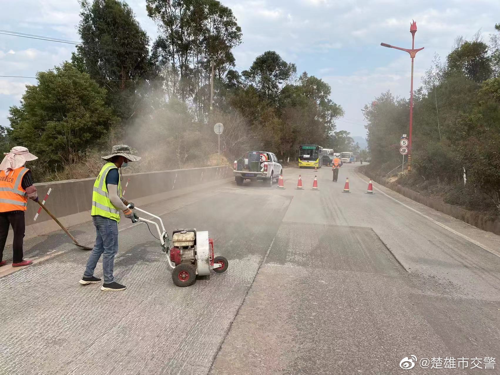 元双公路双柏方向施工，通行请注意
