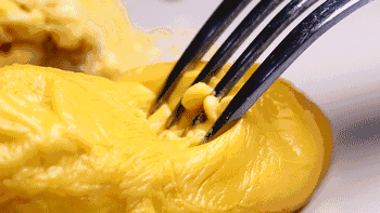 挑榴莲要看刺间距 