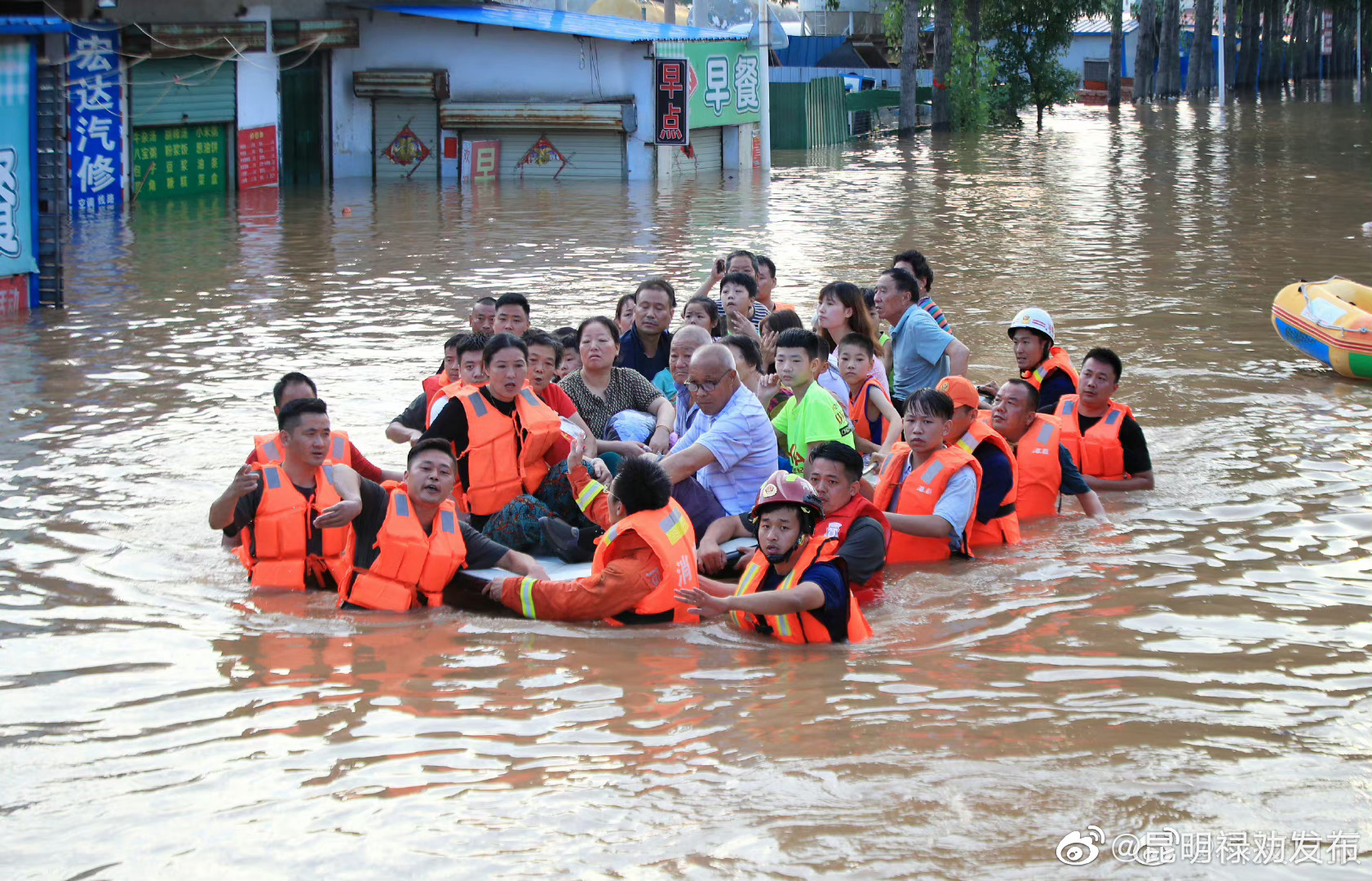 遇到洪水暴雨该如何自救?牢记这五点