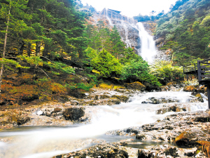 轿子山百余条瀑布飞流直下