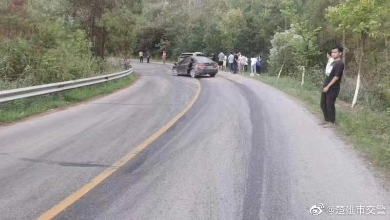 老楚双公路11—13公里处路面油污，减速谨慎驾驶