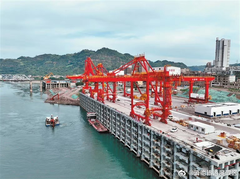 水富港物流园“水铁公”联运成型