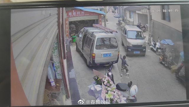 惊险！保山一幼童突然从路边冲出被撞