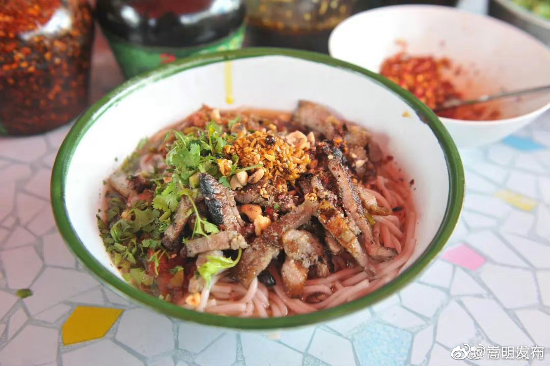 云南米线的N种吃法——火烧肉米线