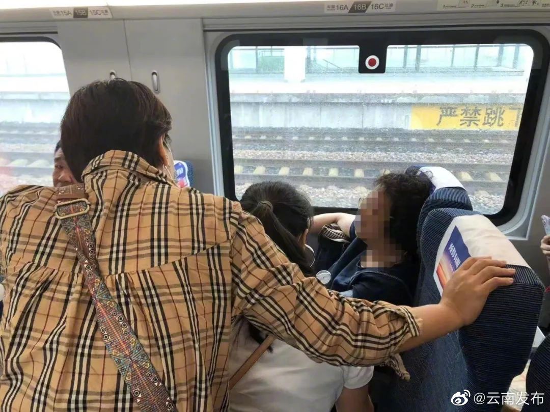 旅客突发不适，中老铁路列车内上演暖心救护