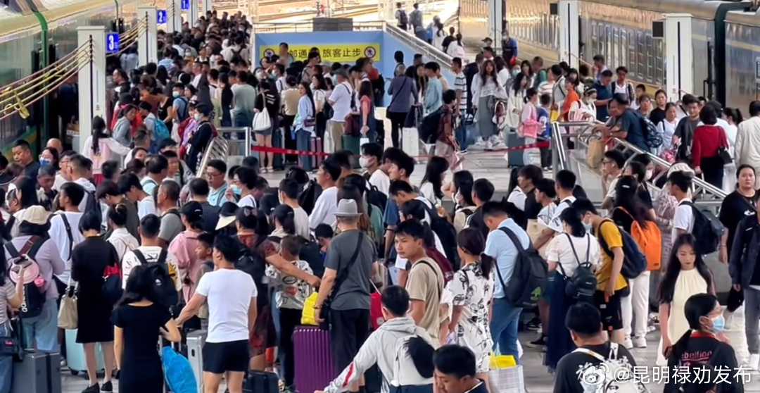 人山人海！暑期的“显眼包”，主打一个凉爽、舒服！网友：都不上班吗？