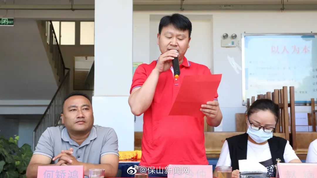 施甸县政协携手方业集团云南普牧动物食品有限公司向何元中学捐赠课桌椅