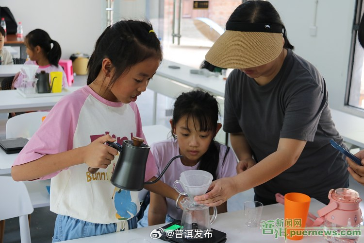 “传媒+咖啡”“小小咖啡师”小记者培训开展花式研学