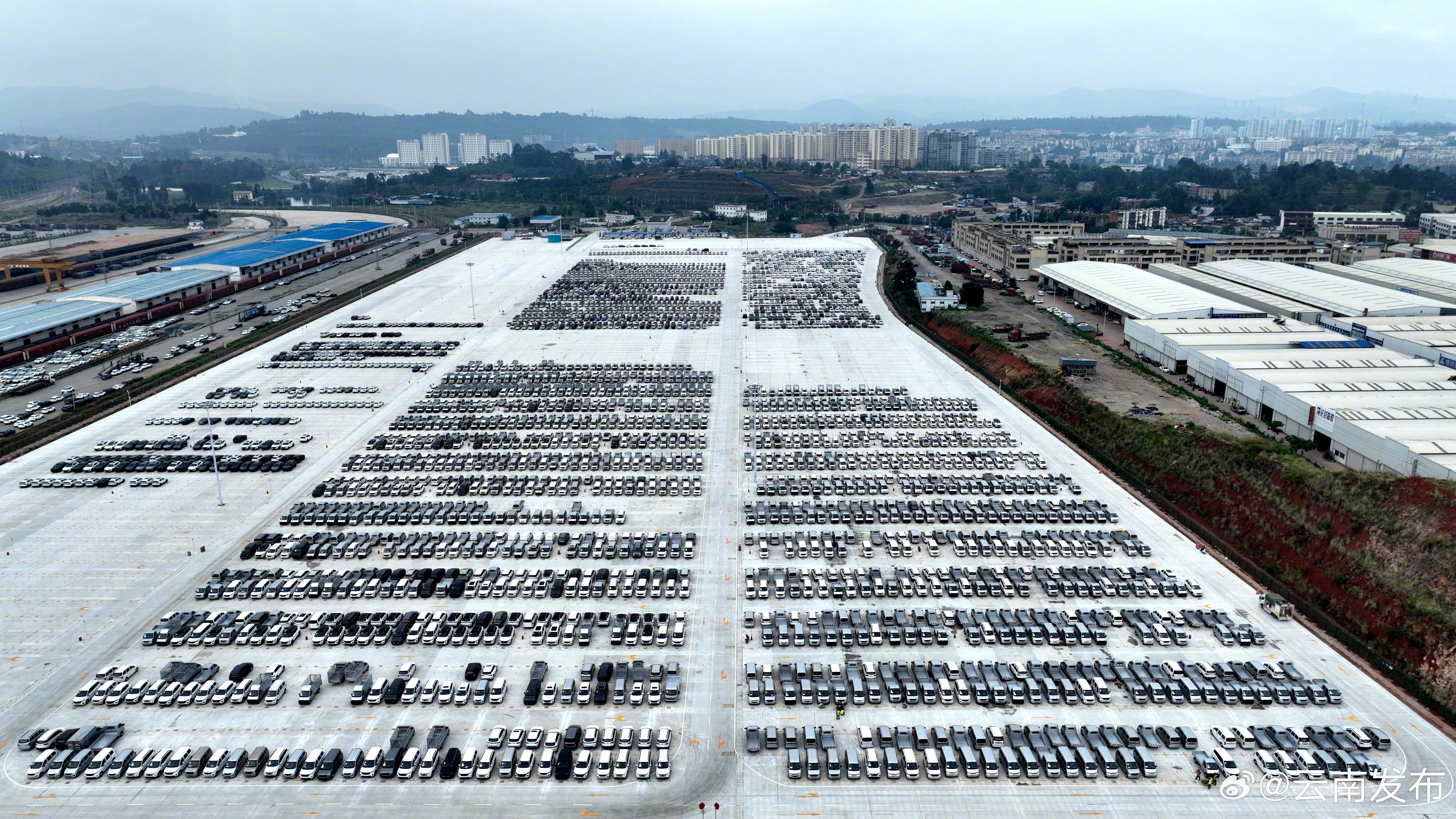 西南最大铁路商品汽车物流基地在昆明建成投用