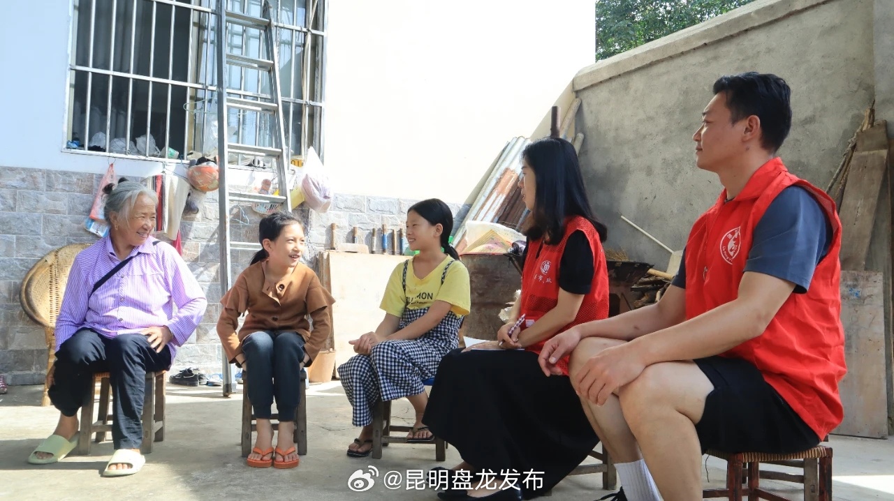 芒市红马甲给困境儿童们带来了“送餐式”服务