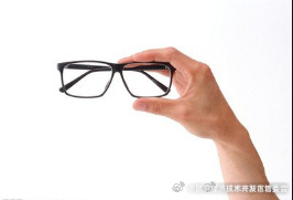 单手摘眼镜会加重近视 
