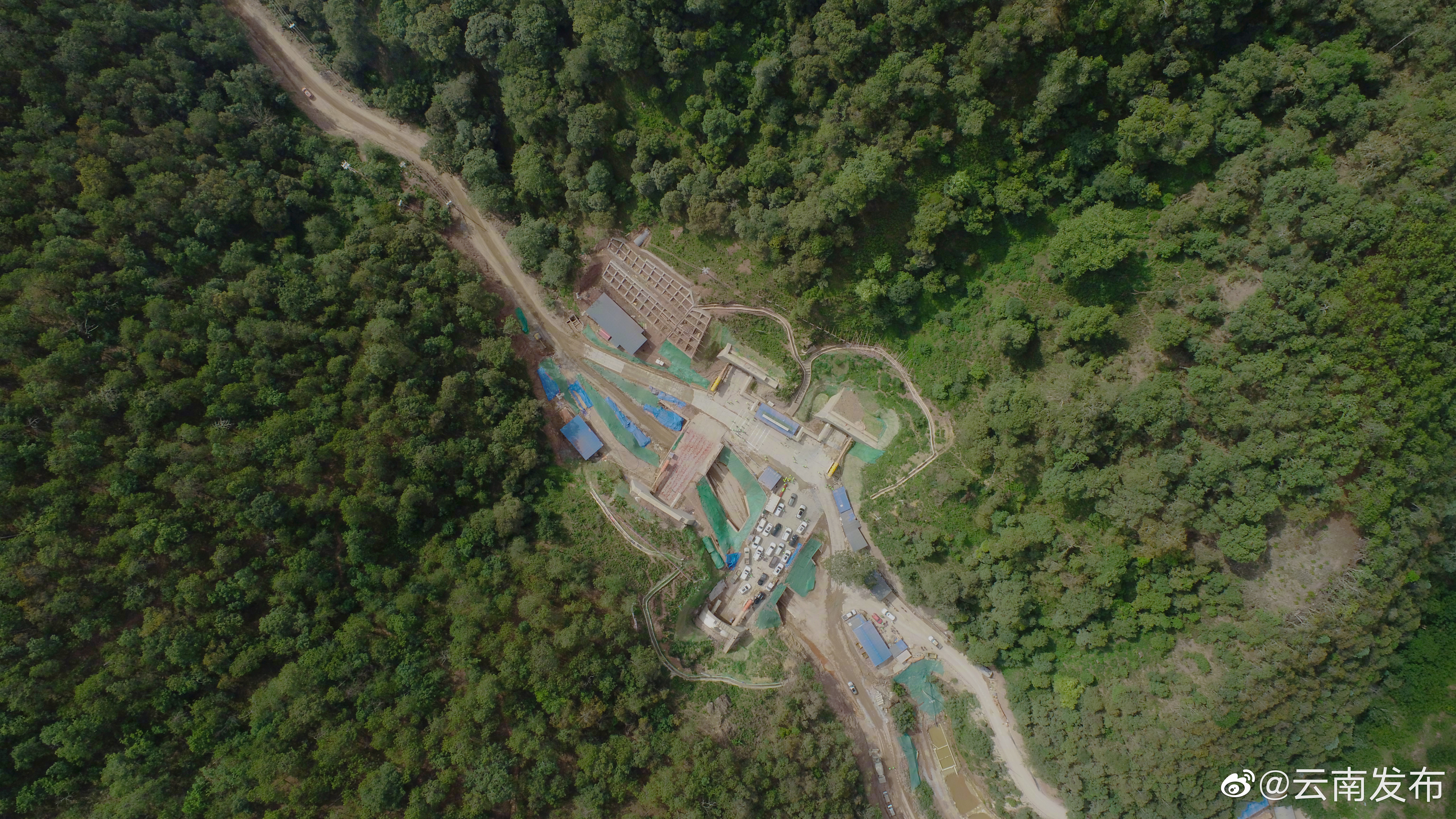 楚雄姚南高速公路首条隧道顺利贯通