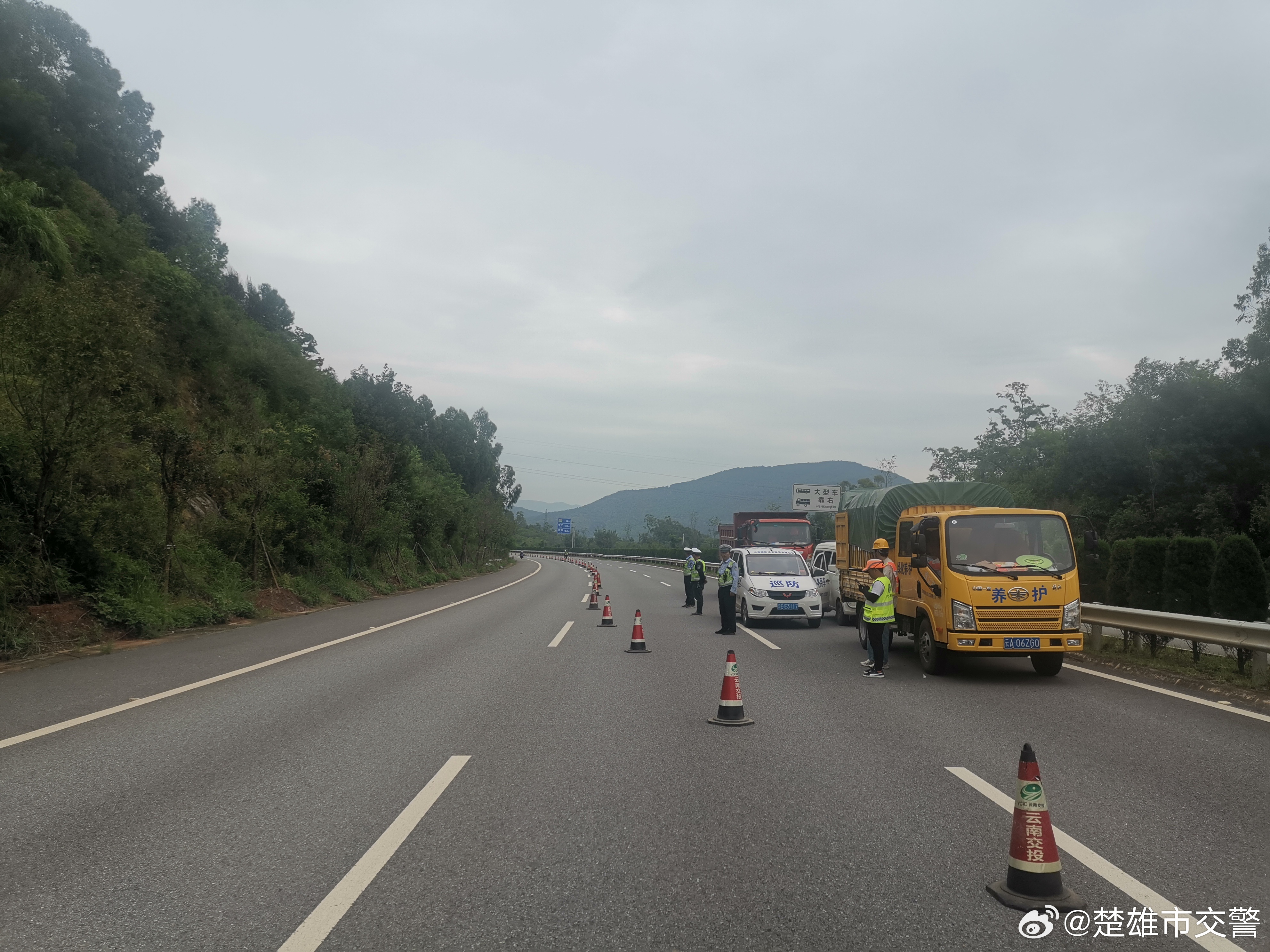 楚南路苍岭至楚雄方向路面修补施工