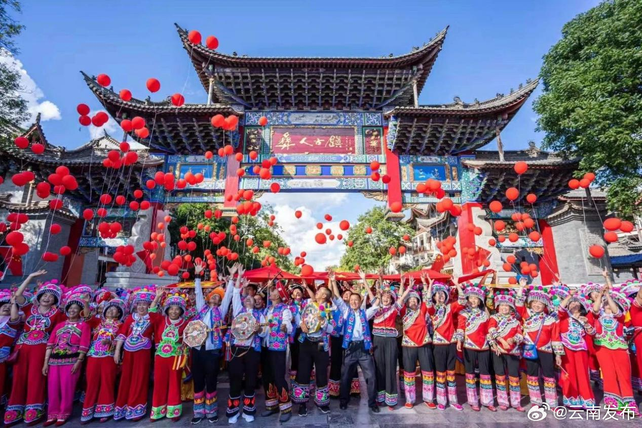 建筑群“彝”味十足——彝人古镇
