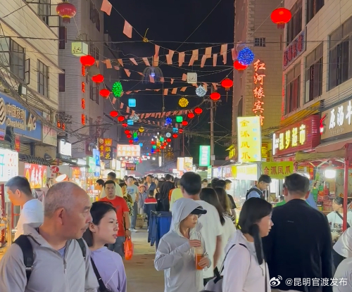 双桥夜市焕发老街新活力，特色美食汇聚一堂