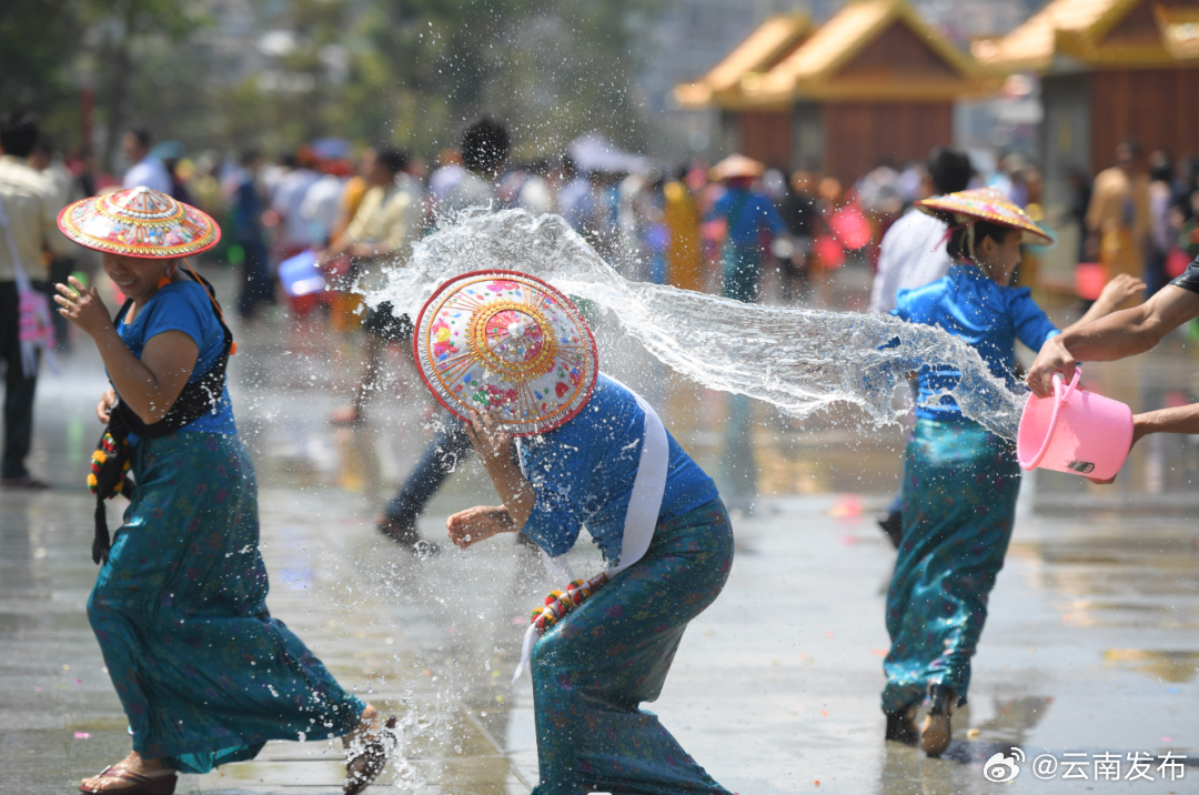 泼洒祝福、共沐吉祥——傣族泼水节
