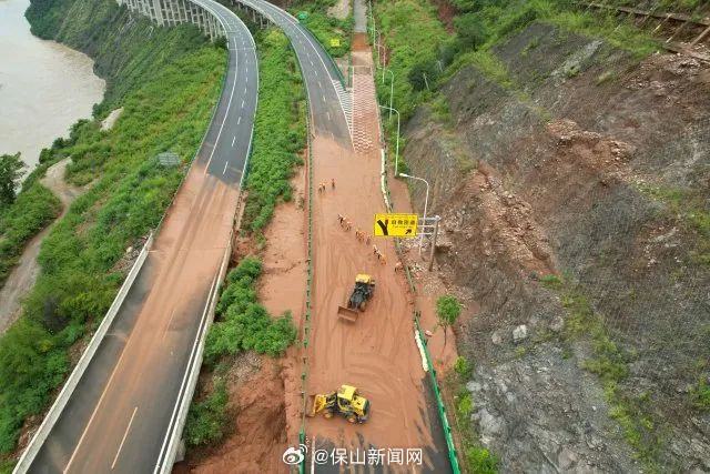 边坡塌方致保泸高速公路中断，管护部门快速抢通