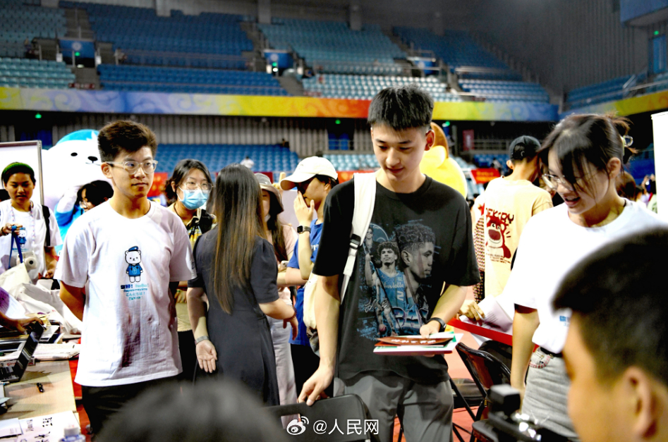 汶川敬礼娃娃北大报到