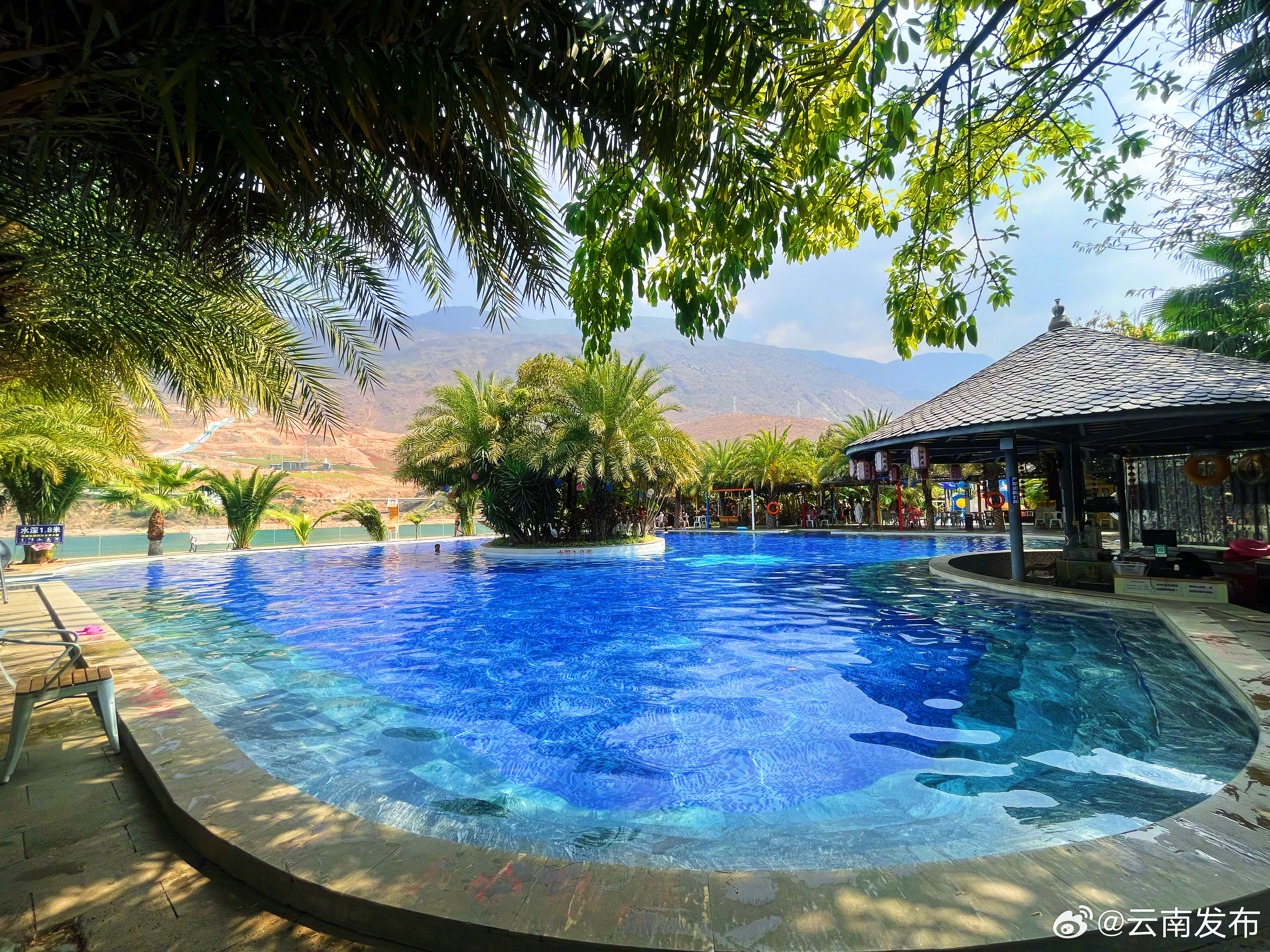 到云南丽江片角温泉小镇泡玫瑰浴