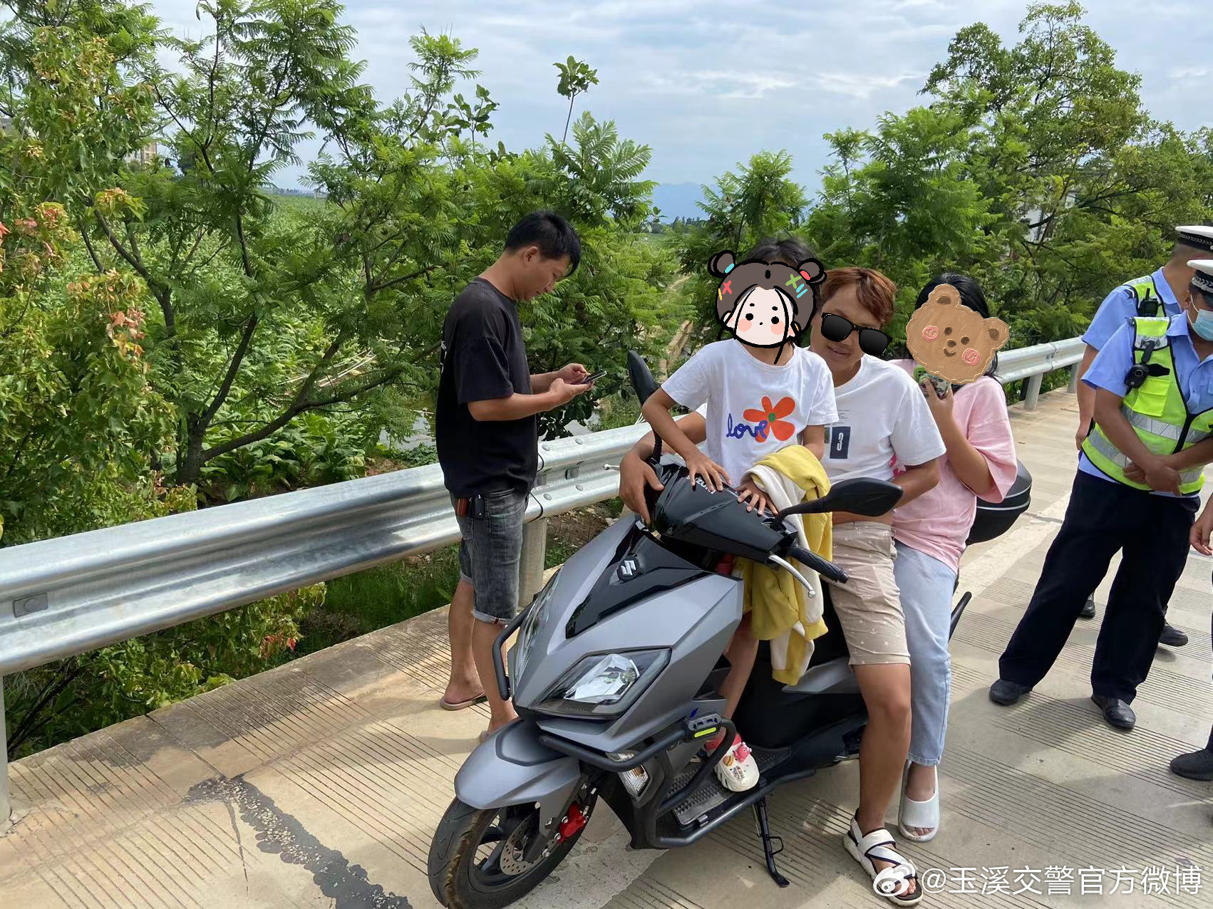 一辆摩托车载四人都不戴头盔