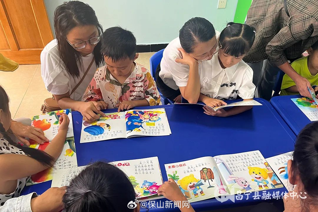 昌宁柯街：举办“书香暑假 阅读成长”亲子阅读活动